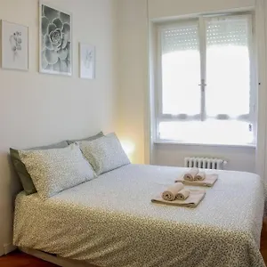 House - 20 Min From Center, Free Wifi And Private Parking Appartamento